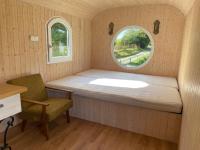 Postel nebo postele na pokoji v ubytování Glamping - stylová maringotka v srdci Ladova kraje, poblíž hlavního města Prahy