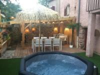 Patio alebo iná vonkajšia časť ubytovania La Bohème. Maison de village cosy, jardin et spa.