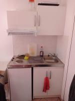 Kuchyňa alebo kuchynka v ubytovaní Chambre meublée indépendante, avec piscine et jardin, 1 lit pour 2 personnes Direct Gare Aéroport