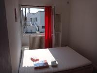 Posteľ alebo postele v izbe v ubytovaní Chambre meublée indépendante, avec piscine et jardin, 1 lit pour 2 personnes Direct Gare Aéroport