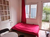 Posteľ alebo postele v izbe v ubytovaní Chambre meublée indépendante, avec piscine et jardin, 1 lit pour 2 personnes Direct Gare Aéroport
