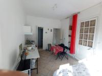 Kuchyňa alebo kuchynka v ubytovaní Chambre meublée indépendante, avec piscine et jardin, 1 lit pour 2 personnes Direct Gare Aéroport