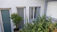 Vonkajšia záhrada v ubytovaní Chambre meublée indépendante, avec piscine et jardin, 1 lit pour 2 personnes Direct Gare Aéroport