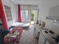 Kuchyňa alebo kuchynka v ubytovaní Chambre meublée indépendante, avec piscine et jardin, 1 lit pour 2 personnes Direct Gare Aéroport