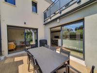 Balkon lub taras w obiekcie EXIGEHOME - Chambre d'hôte avec jacuzzi et jardin paysagé, partagé
