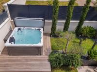 Basen w obiekcie EXIGEHOME - Chambre d'hôte avec jacuzzi et jardin paysagé, partagé lub w pobliżu