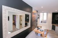 Televízia a/alebo spoločenská miestnosť v ubytovaní Les Champs, T2 hypercentre chic et cosy Wifi par SOVALFI
