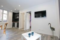 Televízia a/alebo spoločenská miestnosť v ubytovaní Les Champs, T2 hypercentre chic et cosy Wifi par SOVALFI