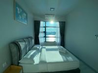 Un dormitorio pequeño con una cama y una ventana. en Alawa @ Jesselton Quay Kota Kinabalu, en Kota Kinabalu