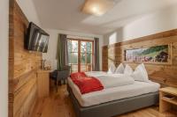 Ein Bett oder Betten in einem Zimmer der Unterkunft Naturhotel Lärchenhof