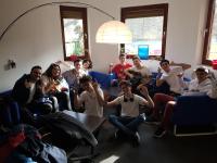 Un grupo de personas sentadas en una sala de estar en Popcorn Hostel, en Bucarest