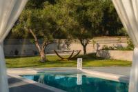 Bazén v ubytování Johnny's White Luxury Villa nebo v jeho okolí