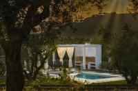 Bazén v ubytování Johnny's White Luxury Villa nebo v jeho okolí