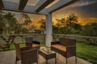 Balkón nebo terasa v ubytování Johnny's White Luxury Villa