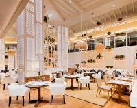 una sala da pranzo con tavoli e sedie e un ristorante di H10 Conquistador a Playa de las Americas
