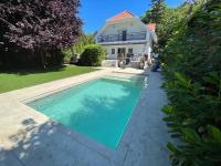 Bazén v ubytovaní 5 bedroom villa very close to Balaton alebo v jeho blízkosti
