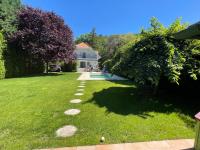 Vonkajšia záhrada v ubytovaní 5 bedroom villa very close to Balaton