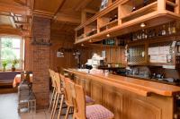 eine Bar in einem Restaurant mit Holzwänden und Stühlen in der Unterkunft Hotel Deutscher Hof in Babenhausen