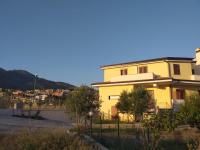 Výhľad na hory alebo výhľad na hory priamo z of the bed and breakfast