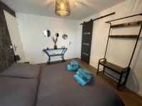 ein Wohnzimmer mit einem Sofa und einem Etagenbett in der Unterkunft Logement avec terrasse,4 pers, parking in Concarneau
