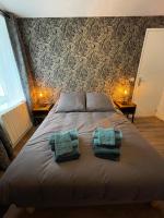ein großes Bett mit zwei Kissen darüber in der Unterkunft Logement avec terrasse,4 pers, parking in Concarneau