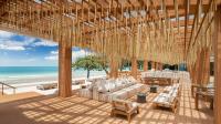 een huwelijksreceptie in een paviljoen aan het strand bij Centara Reserve Samui in Chaweng Beach