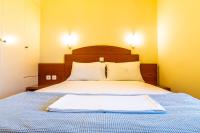 Łóżko lub łóżka w pokoju w obiekcie Orestis Hotel Sea View Apartments