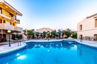 Basen w obiekcie Orestis Hotel Sea View Apartments lub w pobliżu