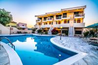Basen w obiekcie Orestis Hotel Sea View Apartments lub w pobliżu
