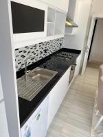 Kuchyň nebo kuchyňský kout v ubytování Sky hill luxury apartments