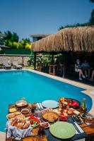 Bazén v ubytování Pupa Alaçatı Butik Otel nebo v jeho okolí