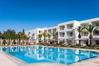 una piscina frente a un hotel en TMK Flora Park by Turismark - Adults Only, en Hammamet