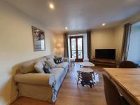 Telewizja i/lub zestaw kina domowego w obiekcie Appartement Marquise de 110m2 avec vue et sauna à 10 min des pistes