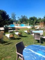 Bazén v ubytovaní Agriturismo Cascina Madonnina alebo v jeho blízkosti