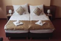 Un dormitorio con una cama con dos toallas encima. en Centrooms Eger, en Eger