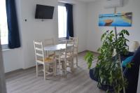 Televízia a/alebo spoločenská miestnosť v ubytovaní Gîte Marin
