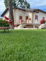 una casa con una mesa y flores en un patio en Campagna D&#39;aMare, en Atessa