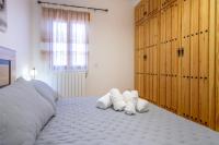 Postel nebo postele na pokoji v ubytování Lujosa Casa Rural el Altico con barbacoa, chimenea y zona infantil