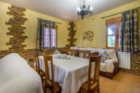Posezení v ubytování Lujosa Casa Rural el Altico con barbacoa, chimenea y zona infantil