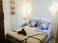 Łóżko lub łóżka w pokoju w obiekcie ''Coco'' Coquet petit Loft au calme en centre ville de Sète