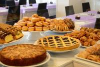 een tafel vol verschillende soorten gebak en taarten bij Hotel Excelsior in Gabicce Mare