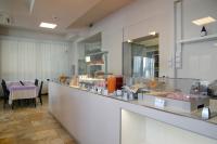 een buffet in een restaurant met een tafel bij Hotel Excelsior in Gabicce Mare