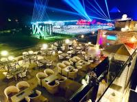 Blick auf ein Restaurant mit Tischen und Stühlen bei Nacht in der Unterkunft Pyramids Valley Boutique Hotel in Kairo