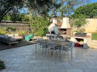 Posedenie v ubytovaní Maison avec piscine dans un magnifique village