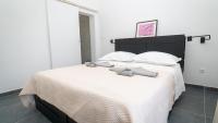 Posteľ alebo postele v izbe v ubytovaní Apartman A2 s vlastitim bazenom