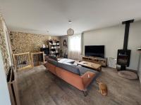 Televízia a/alebo spoločenská miestnosť v ubytovaní Maison avec piscine dans un magnifique village