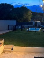 Bazén v ubytovaní Maison avec piscine dans un magnifique village alebo v jeho blízkosti