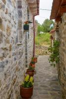 Vonkajšia záhrada v ubytovaní Platipodi stone house