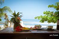 DikoniにあるUroa Zanzibar Vera Beach Hotel by Moonshineの海辺の食卓