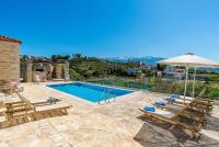 Bazén v ubytování Hectoras Villa in Plaka BY APOKORONAS-VILLAS nebo v jeho okolí